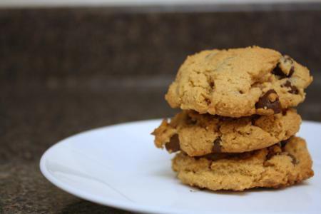 flourless peanut butter and chocolate chip cookies 2